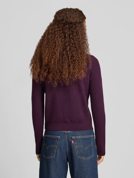 Frauenmodel trägt Slim Fit Strickpullover aus elastyczna mieszanka materiałów z wyhaftowanym motywem, prążkowane wykończenia, REVIEW, długość tyłu 51 cm, długość rękawów 61 cm, Ganzkörperansicht Rückansicht.