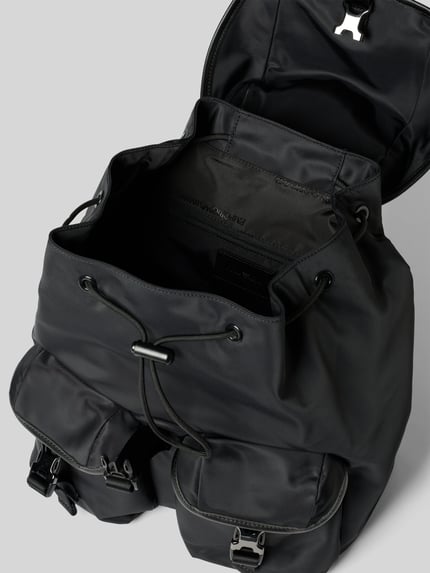 Produktfoto, Rucksack mit Label-Applikation von Emporio Armani in Schwarz, glatte Struktur, Hauptfach mit Überschlag und Tunnelzug, zwei Vordertaschen, Details zu Tragehenkel und verstellbaren Schulterriemen, Maße 30x34x15 cm, Länge Schulterriemen 91 cm.