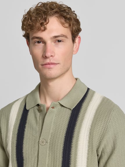 Männermodel trägt Cardigan mit Kentkragen und Knopfleiste von Lindbergh, Reine Baumwolle, Modern Fit, Nahaufnahme Oberkörper.