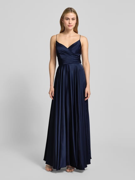 Frauenmodel trägt Abendkleid aus Satin mit rückseitiger Schnürung von Hey Kyla in Dunkelblau, A-Linie, Maxikleid, Ganzkörperansicht von vorne.