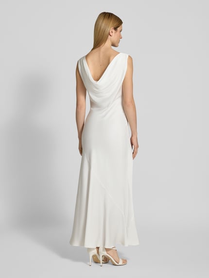 Frauenmodel trägt Brautkleid aus Satin mit Wasserfall-Ausschnitt von SWING, figurbetonter Schnitt, Maxikleid, Rückenlänge 152 cm, Brustweite 44 cm, weiße Farbe, glatte Satin-Textur, Ganzkörperansicht Rückansicht.