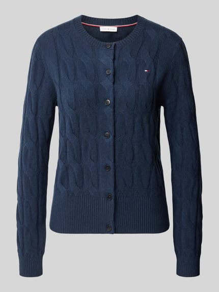 Produktfoto, Strickjacke aus Wolle mit Logo-Detail von Tommy Hilfiger in Dunkelblau, Zopfmuster, lange Ärmel, Rundhals, Knopfleiste, Strickoptik
