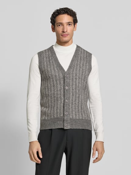 Männermodel trägt Strickweste mit V-Ausschnitt und Knopfleiste von Lindbergh, grau, Material-Mix, Regular Fit, Ganzkörperansicht von vorne.