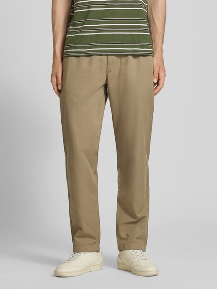Männermodel trägt Relaxed Fit Chino aus Baumwolle-Leinen-Mix Modell 'FILIP RELAXED' von Marc O'Polo Denim, Optik: Unifarben, Passform: Relaxed-Fit, Label-Patch, Gürtelschlaufen, Knopf und Reißverschluss, Bundabschluss elastisch, Baumwolle-Leinen-Mix, Ganzkörperansicht von vorne.