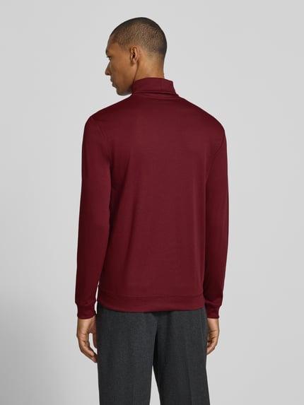 Männermodel trägt Regular Fit Langarmshirt mit Rollkragen Modell 'Pima' von RAGMAN in Rot, reine Baumwolle, Rückansicht, Ganzkörperansicht.