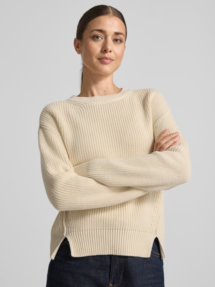 Modelka kobieca ma na sobie Slim Fit Pullover aus reiner Baumwolle od Jake*s Casual w kolorze kremowym, widok na górną część ciała z przodu
