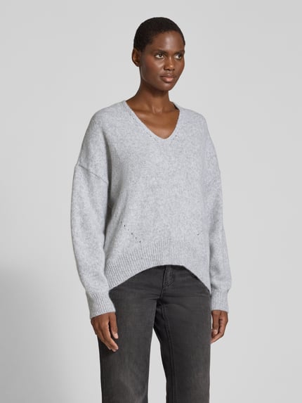 Frauenmodel trägt grauen Loose Fit Pullover aus Alpaka-Woll-Mix Modell 'Fondyssa' von BOSS Orange, Damen Pullover, Ganzkörperansicht von vorne.