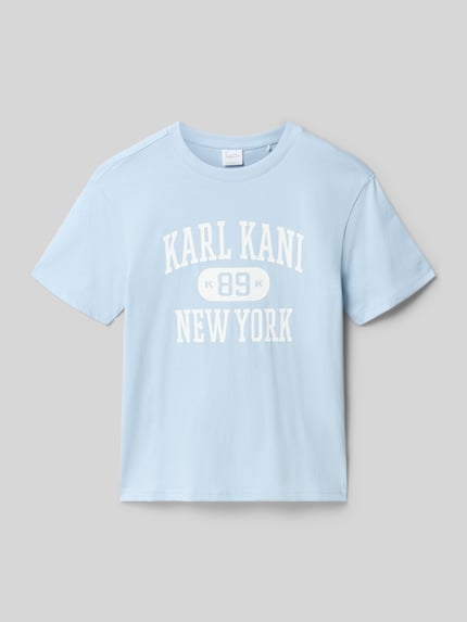 Produktfoto, Regular Fit T-Shirt mit Logo-Print von KARL KANI in Hellblau, Kinder T-Shirt aus Reine Baumwolle, Rundhalsausschnitt, Rückenlänge 57 cm bei Größe 134