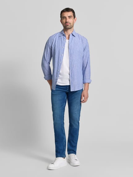 Männermodel trägt Comfort Fit Jeans mit Eingrifftaschen von Christian Berg Men, Blau, Baumwoll-Mix mit Stretch, Ganzkörperansicht von vorne.
