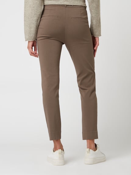 Frauenmodel trägt Hose aus Viskose-Mix mit Gürtelschlaufen Modell 'Solvej' von FREE/QUENT in Braun, Regular Fit, Rückansicht Ganzkörperansicht. Damen Hose mit Stretch-Anteil, verdecktem Zip-Fly und aufgesetzten Gesäßtaschen, Bundweite S 39 cm, Innenbeinlänge S 69 cm.
