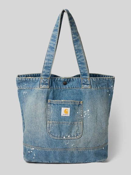 Produktfoto, Tote Bag aus reiner Baumwolle in Denim-Optik von Carhartt Work In Progress, hoofdvak met drukknoopsluiting, draagriem, denimlook, puur katoen, logopatch, breedte 48 cm, lengte 40 cm, diepte 15 cm, schouderbandlengte 65 cm