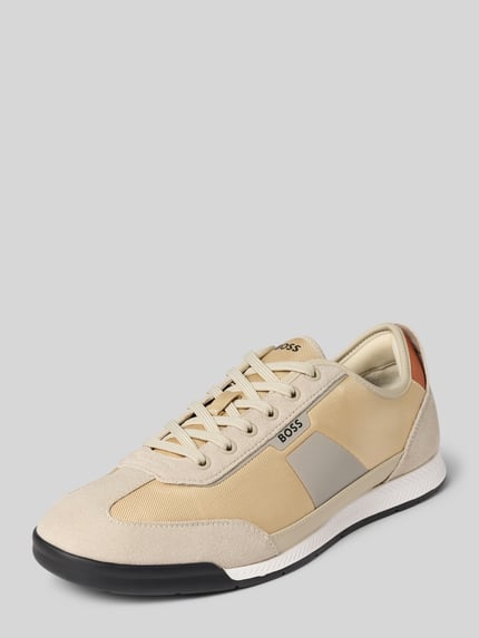 Produktfoto, Low Top Sneaker mit Velours-Optik-Applikationen Modell 'NITAN' von BOSS, unifarben, abgerundete Spitze, flacher Absatz, Schnürung, Label Print, Logo-Stitching, profilierte Sohle, beige Töne, Kombination aus glatter und strukturierter Textur