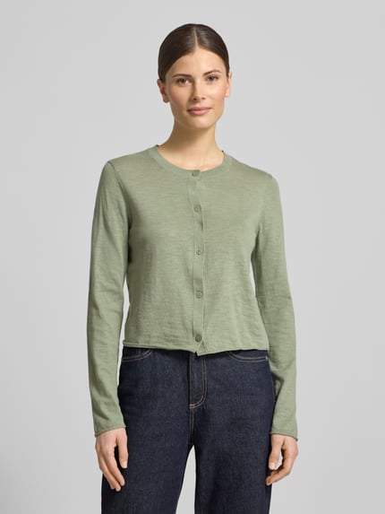 Frauenmodel trägt Regular Fit Cardigan aus Baumwolle-Leinen-Mix von Marc O'Polo in Hellgrün, unifarben, Feinstrick, Nahaufnahme Oberkörper.