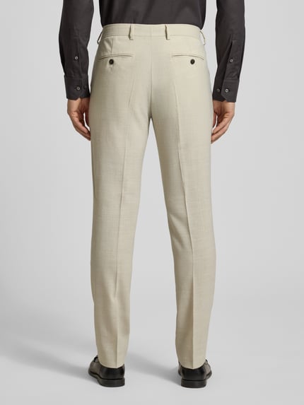 Männermodel trägt Slim Fit Anzughose mit Woll-Anteil Modell 'SLIM-OASIS' von SELECTED HOMME in Melange-Optik aus Twill, Ganzkörperansicht Rückansicht.
