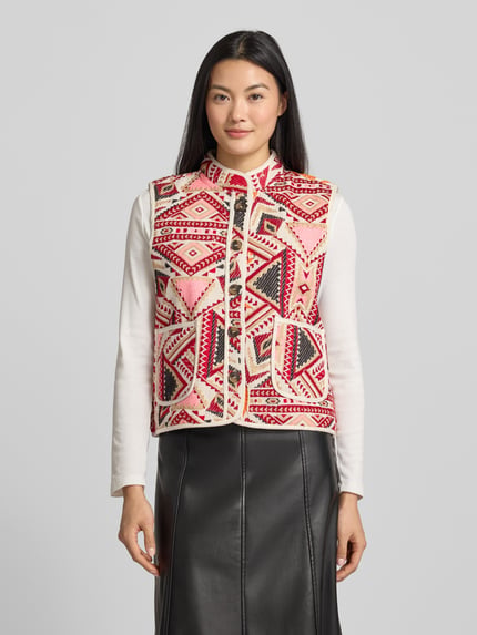 Vrouwenmodel draagt Weste met Stehkragen Modell 'Cairo' van LOLLYS LAUNDRY, rood-roze geometrisch patroon, katoenmix, rechte snit, knopen, zakken, vooraanzicht bovenlichaam.