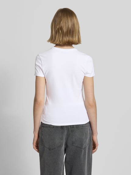 Vrouwenmodel draagt Slim Fit T-Shirt mit Motiv-Stitching van REVIEW, elastische katoenmix, slim fit, ronde hals, ruglengte maat S 55 cm, grijs-witte tinten, gladde textuur, volledig lichaamsaanzicht achteraan.