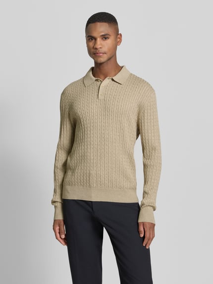 Mannenmodel draagt Strickpullover mit Polokragen van MCNEAL, beige katoen, regular fit, geribbelde afwerking, voorkant, bovenlichaam close-up.