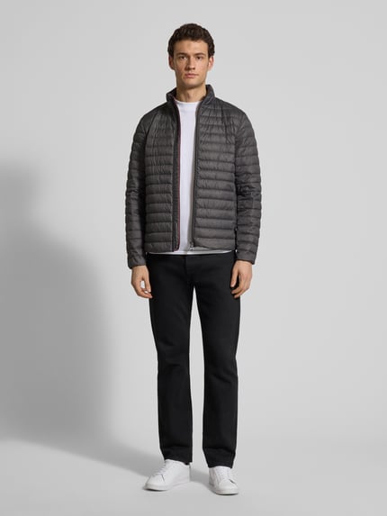 Mannelijk model draagt Steppjacke mit Stehkragen und Zweiwege-Reißverschluss van Geox in regular fit, grijs met ritszakken, volledige voorkant zicht, ruglengte 64 cm, schouderbreedte 46 cm, borstwijdte 49 cm, mouwlengte 65 cm.