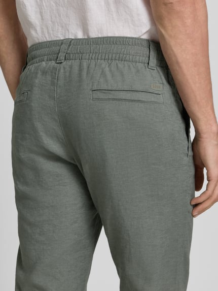 Männermodel trägt Regular Fit Leinenhose aus Leinen-Mix Modell 'Sanderson-L-3' von BOSS, Optik: Unifarben, Materialverarbeitung: Leinen-Mix, Detailaufnahme Rückansicht.