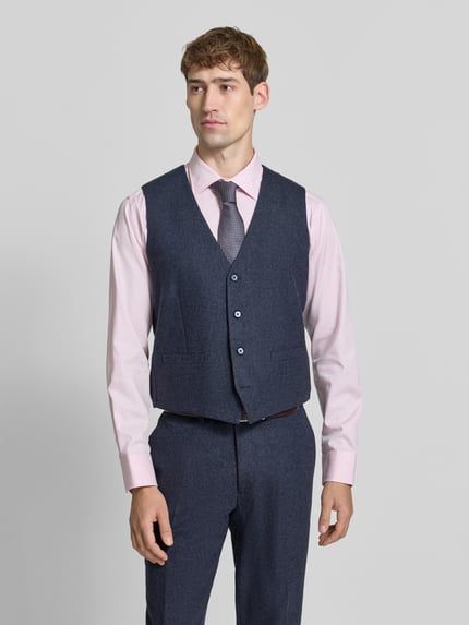 Mannenmodel draagt Regular Fit bodywarmer met wol van Christian Berg Men, heren, met scheerwol, v-hals, knoopsluiting, ruglengte bij maat 50: 59 cm, voorkant geheel zichtbaar