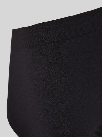 Vrouwenmodel draagt Slip met elastische tailleband van Schiesser, zwart, nauwsluitend, materiaal-mix met stretch. Detailopname heup.