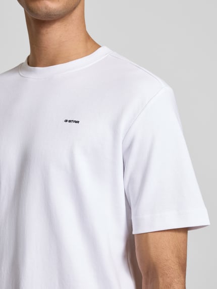 Männermodel trägt Regular Fit T-Shirt mit Logo-Print Modell 'True' von G-Star Raw, Herren T-Shirt, Rundhalsausschnitt, Nahaufnahme Oberkörper.
