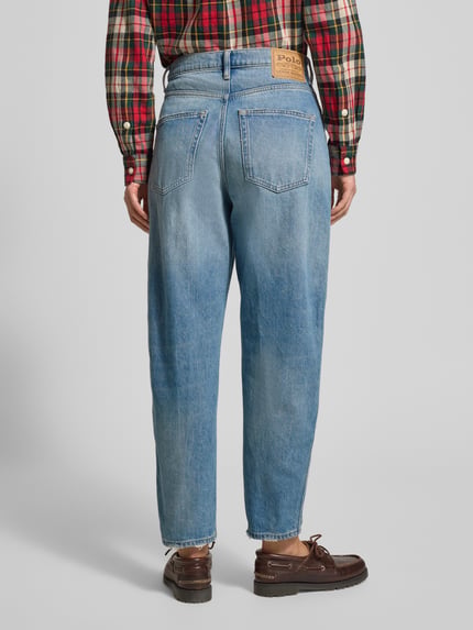 Vrouwenmodel draagt Jeans met 5-pocketmodel van Polo Ralph Lauren, puur katoen, los model, used-look, binnenbeenlengte 68 cm, Ganzkörperansicht Rückansicht.