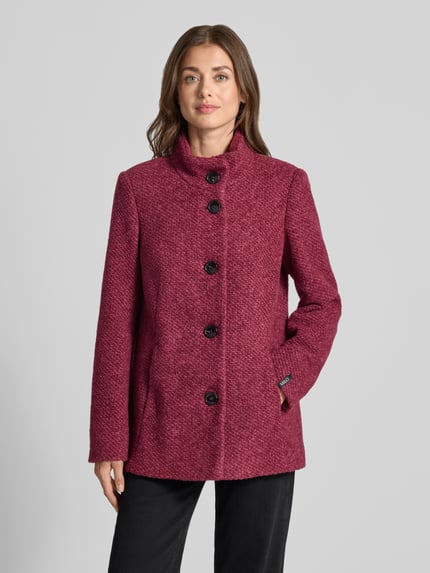 Frauenmodel trägt Jacke mit Stehkragen Modell 'JANINE' von Milo Coats, rot meliert, Material-Mix mit Schurwolle-Anteil, Ganzkörperansicht von vorne.