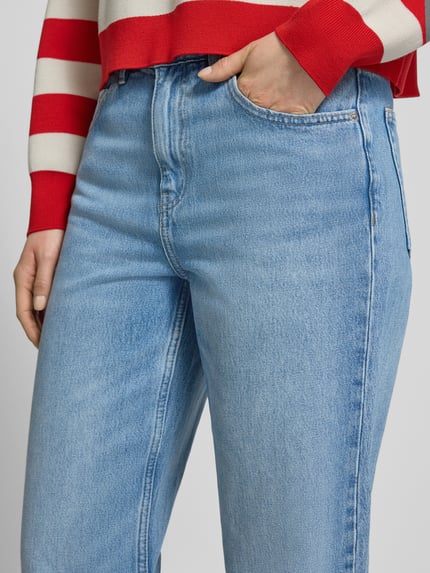 Frauenmodel trägt Jeans im Used-Look Modell 'RIVER' von Mango aus reiner Baumwolle mit Eingrifftaschen, Regular-Fit, Nahaufnahme Oberkörper.