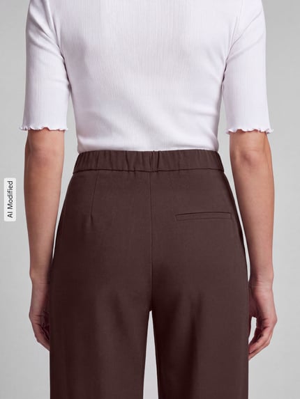 Frauenmodel trägt Wide Leg Hose aus Viskose-Mix Modell 'Chiara' von MAC, braun, glatte Textur, Damen Weite Hose von MAC, Ganzkörperansicht Rückansicht, KI-modifiziertes Bild.