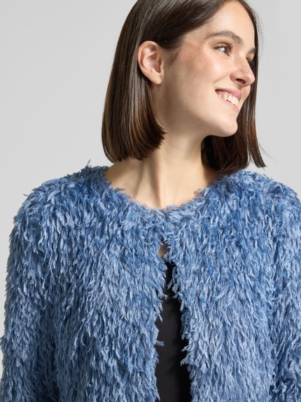 Frauenmodel trägt Cropped Jacke mit Federn von Christian Berg Woman Selection in Hellblau mit texturierter Oberfläche, Nahaufnahme Oberkörper.
