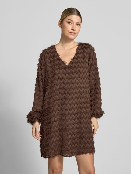 Frauenmodel trägt Minikleid mit strukturierter Oberfläche von Selected, braun, 3/4-Arm, V-Ausschnitt, unifarben, Ganzkörperansicht von vorne.