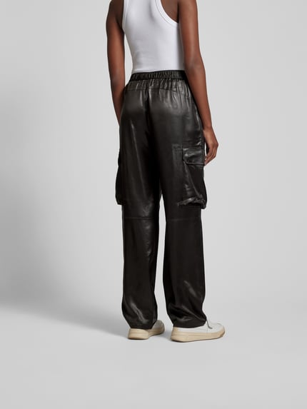Filippa K Cargohose in Leder-Optik Dunkelbraun 5
