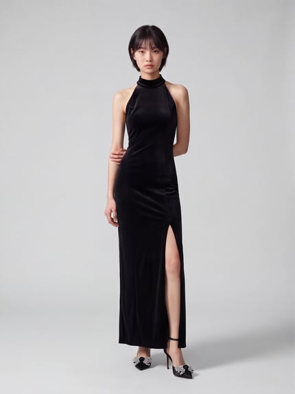 Frauenmodel trägt Maxi Abendkleid aus Polyester-Mix mit Neckholder und Beinschlitz von Jake*s Cocktail in Schwarz, Ganzkörperansicht von vorne.