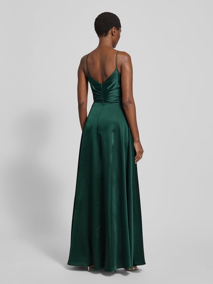 Vrouwenmodel draagt Avondjurk met Herzausschnitt van LUXUAR FASHION, effen design, spaghettibandjes, ruglengte 157 cm, Ganzkörperansicht Rückansicht.