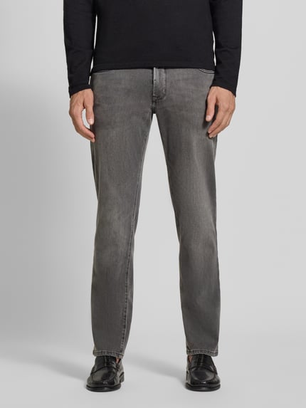 Mannenmodel draagt Straight Fit jeans uit elastische katoenmix Model 'Lyon' van Pierre Cardin in used-look, 5-pocketmodel, grijs, knoop- en ritssluiting, riemlussen, normale textuur, bandwijdte maat 32/32: 43 cm, binnenbeenlengte 81 cm, volledig lichaam vooraanzicht.