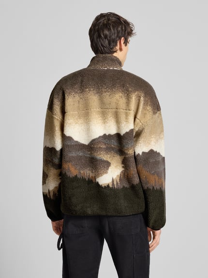 Männermodel trägt Loose Fit Webpelzjacke mit Allover-Muster Modell 'BLAZE' von Only & Sons in Naturtönen, Teddyfell, Ganzkörperansicht Rückansicht.