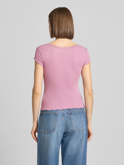 Vrouwenmodel draagt Slim Fit T-shirt uit viscosemix met kant van review in lichtroze, ronde hals, ruglengte bij maat S 51 cm, geheelopname achterkant