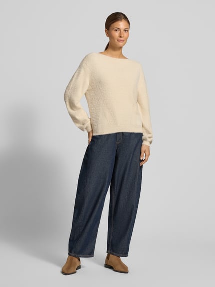 Frauenmodel trägt Regular Fit Pullover mit Viskose-Anteil von Garcia in Creme, kombiniert mit dunkelblauer Hose, Ganzkörperansicht von vorne. Damen Pullover von Garcia.