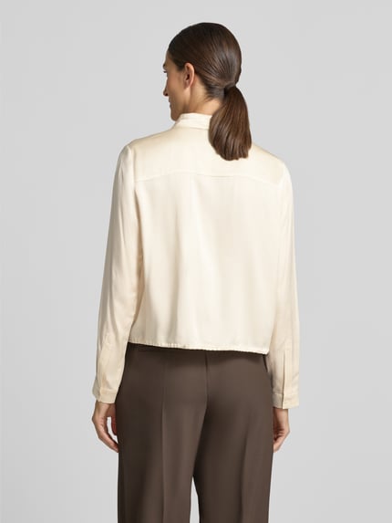 Männermodel trägt Regular Fit Bluse aus wiskozy mit kołnierzykiem koszulowym, tunel, ukryta listwa guzikowa, od Milano Italy, kremowy i brązowy, Długość tyłu w rozmiarze 36: 53 cm, Długość rękawów w rozmiarze 36: 62 cm, Ganzkörperansicht Rückansicht.