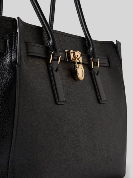 Produktfoto, schwarze Handtasche mit Tragehenkel Modell 'HAMILTON' von MICHAEL Michael Kors aus Echtleder, Hauptfach mit Reißverschluss, Label-Detail, Innenfach mit Reißverschluss, Größe 52x32x15 cm, Schulterriemen 67 cm