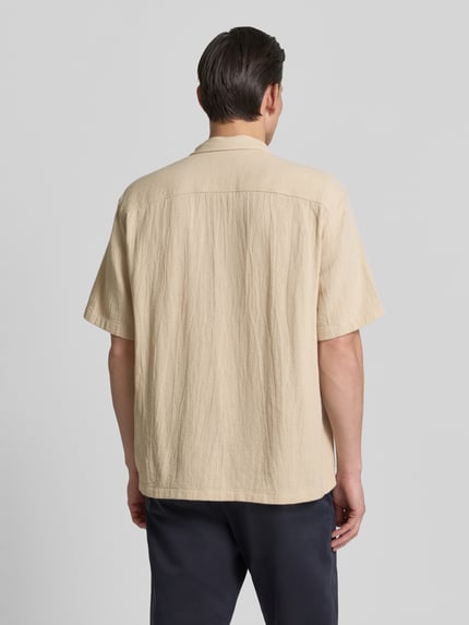 Männermodel trägt Relaxed Fit Freizeithemd aus reiner Baumwolle Modell 'RLXCAL' von SELECTED HOMME, Optik: Unifarben, Ganzkörperansicht Rückansicht.