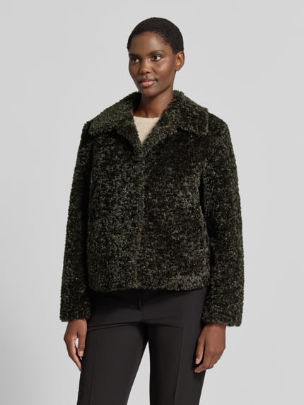 Kobiece modelka nosi Regular Fit Jacke mit Umlegekragen von FUCHS SCHMITT, Futerko, krój regular fit, wykładany kołnierz, listwa guzikowa, Długość tyłu w rozmiarze 36: 52 cm, Szerokość ramion w rozmiarze 36: 46 cm, Szerokość klatki piersiowej w rozmiarze 36: 53 cm, Długość rękawów w rozmiarze 36: 62 cm, ciemnozielony, proste formy, faktura futerka, Ganzkörperansicht von vorne.