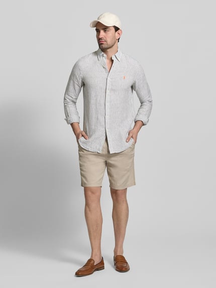 Männermodel trägt Regular Fit Freizeithemd aus reinem Leinen von Polo Ralph Lauren, mehrfarbig, gestreift, Ganzkörperansicht von vorne.