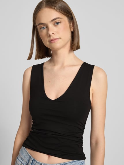 Vrouwenmodel draagt Slim Fit Trägertop mit Raffungen und V-Ausschnitt Modell 'MY' van Topshop, zwart, katoen-elastaan mix, cropped, voorkant bovenlichaam close-up