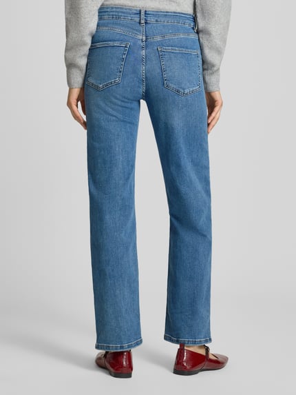 Frauenmodel trägt Straight Fit Jeans im 5-Pocket-Design von REVIEW, mittleres Blau, elastischer Bio-Baumwoll-Mix, Ganzkörperansicht Rückansicht.