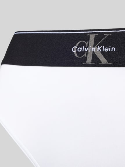 Productfoto, String met logo-patroon van Calvin Klein Underwear, wit met zwart, elastische tailleband, aansluitende pasvorm, materiaal-mix met stretch.
