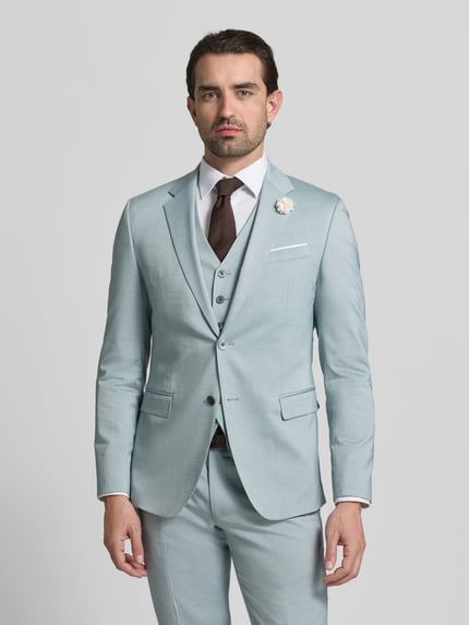 Męski model nosi 2-Knopf-Sakko mit Brusttasche od JOOP! Collection, jasnoniebieski, krój regular fit, z przodu widok całopostaciowy