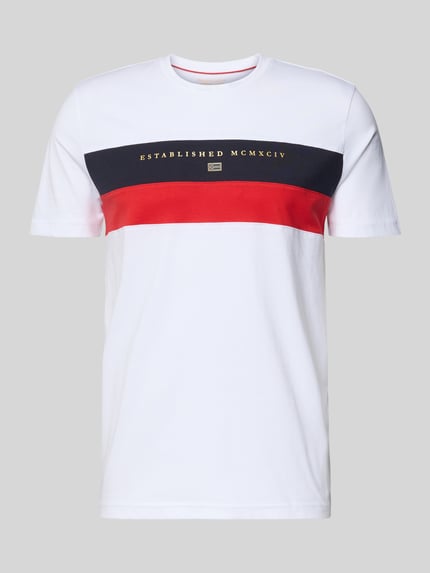 Produktfoto, Regular Fit T-Shirt mit Rundhalsausschnitt von Christian Berg Men, bawełna, krój regular fit, nadruk z napisem, długość tyłu w rozmiarze M: 76 cm, biały z czerwonym i granatowym pasem