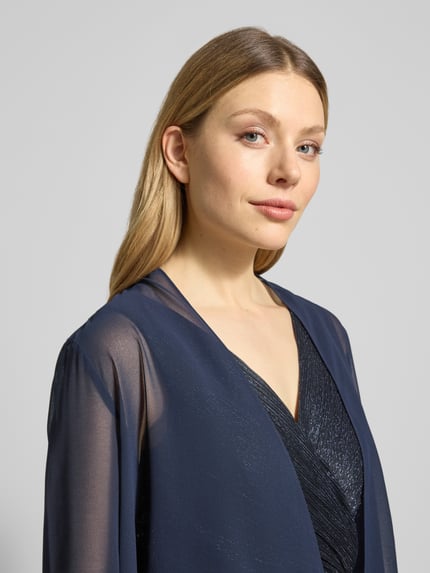 Frauenmodel trägt Jacke aus Chiffon in offener Passform von Vera Mont, fließender, semitransparenter Stoff, Nahaufnahme Oberkörper.